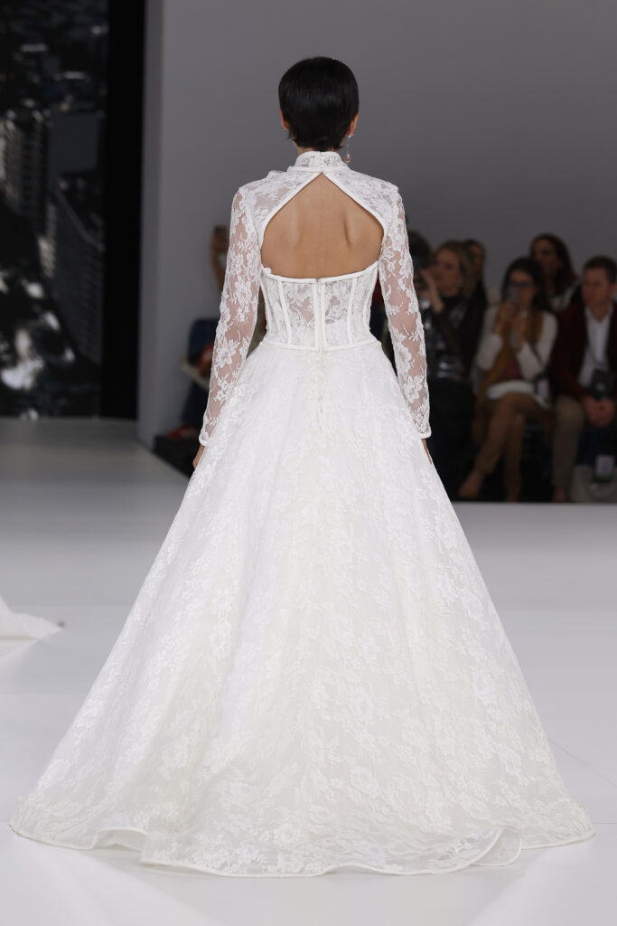 femme dans une robe de mariée princesse en dentelle sur un podium de défilé