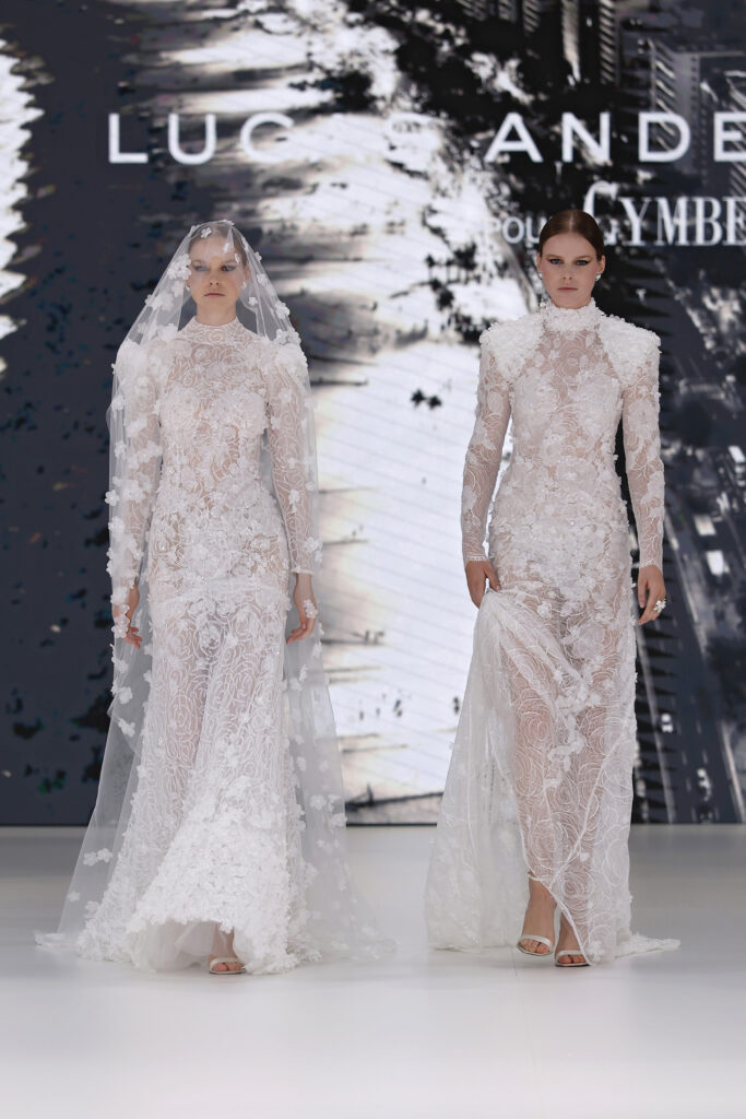 femmes dans des robes de mariée sirènes brillantes en dentelle sur un podium de défilé