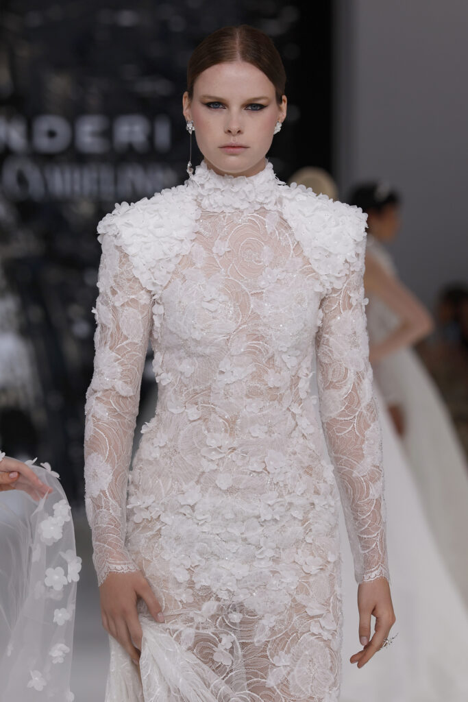 femme dans une robe de mariée sirène brillante en dentelle sur un podium de défilé