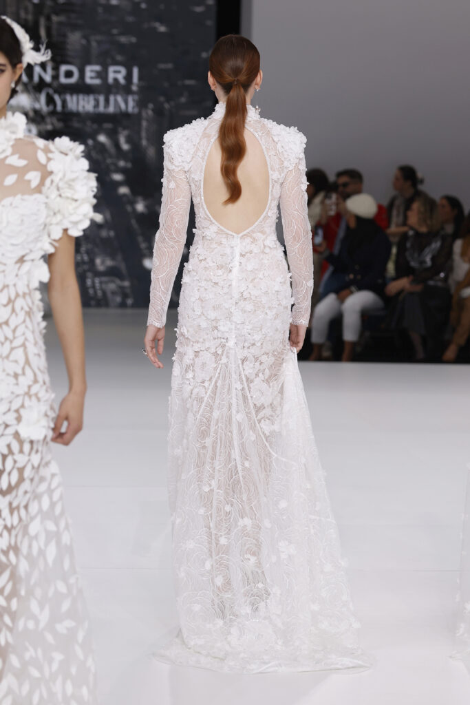 femme dans une robe de mariée sirène brillante en dentelle sur un podium de défilé