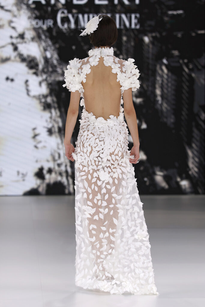 femme dans une robe de mariée sirène originale sur un podium de défilé