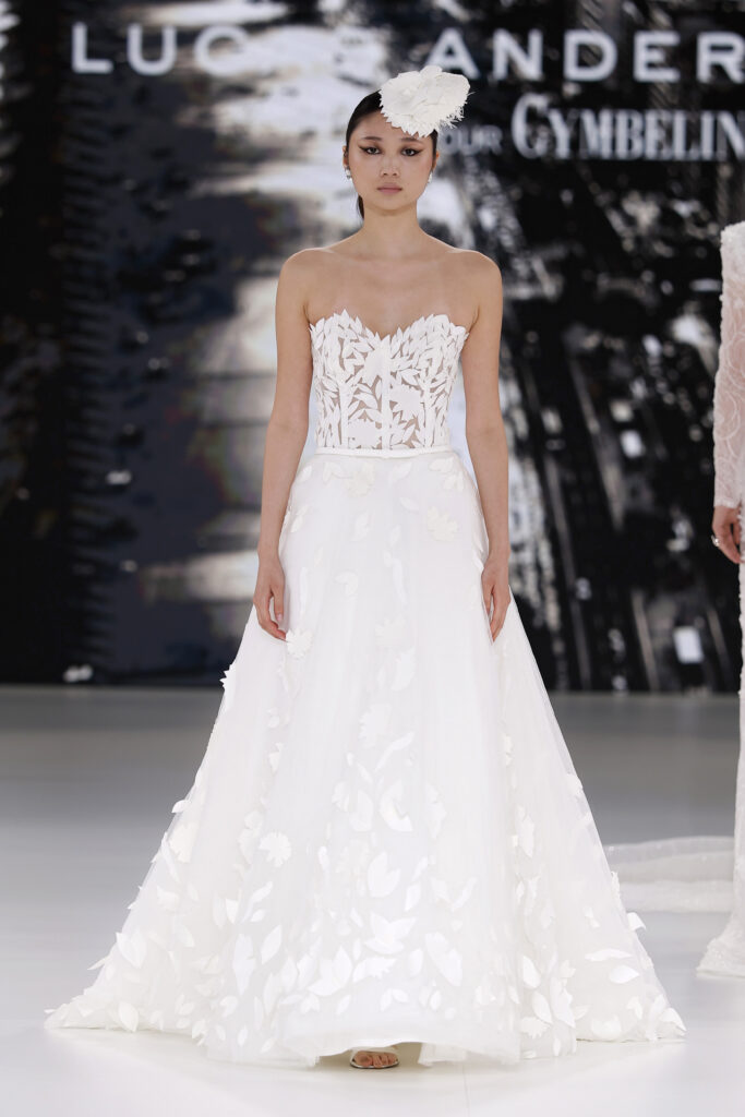 femme dans une robe de mariée princesse originale sur un podium de défilé