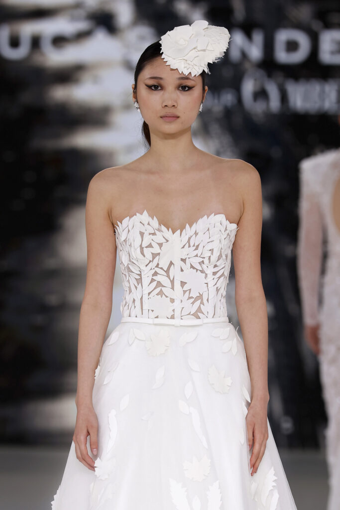 femme dans une robe de mariée princesse originale sur un podium de défilé