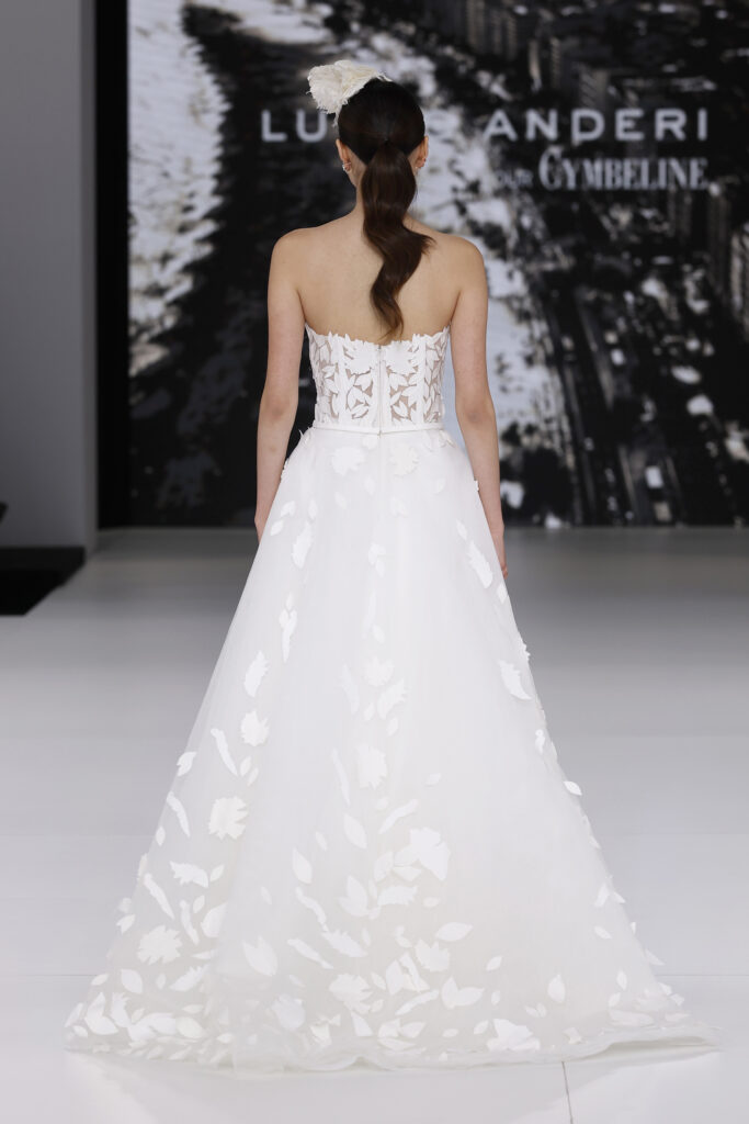 femme dans une robe de mariée princesse originale sur un podium de défilé