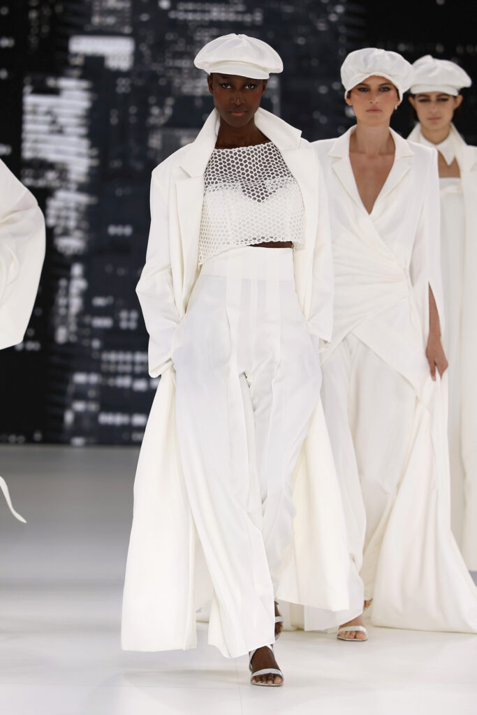 femme dans un ensemble de mariage sur un podium à un défilé