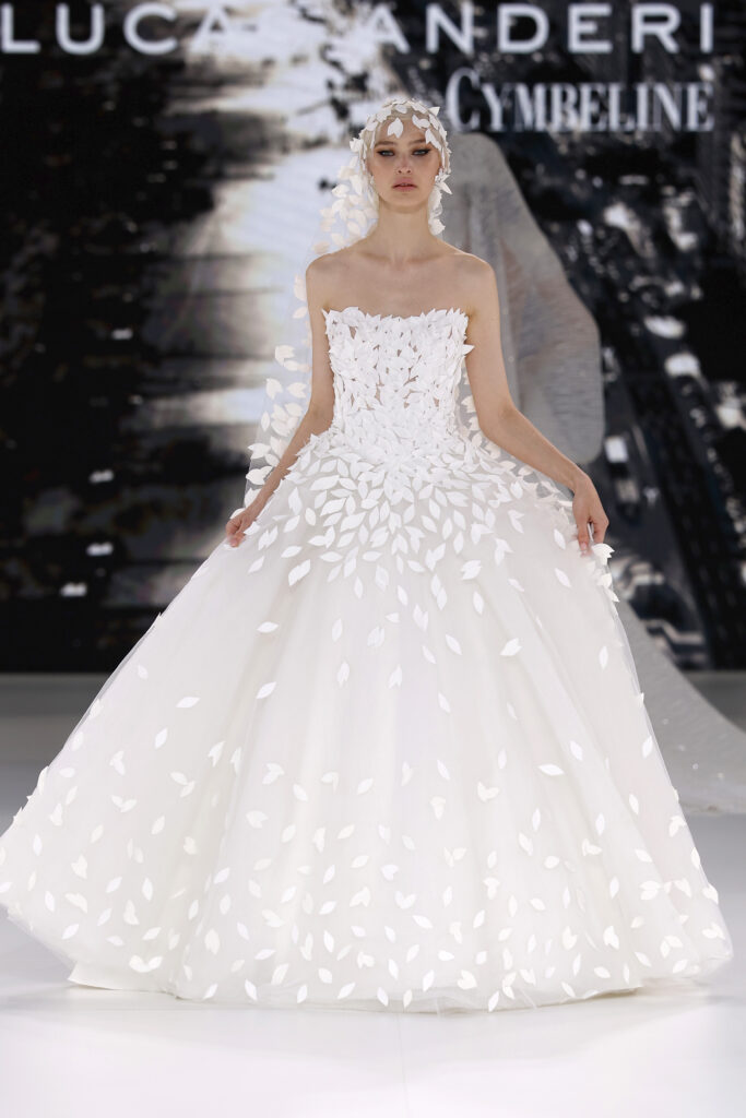 femme dans une robe de mariée princesse originale sur un podium de défilé