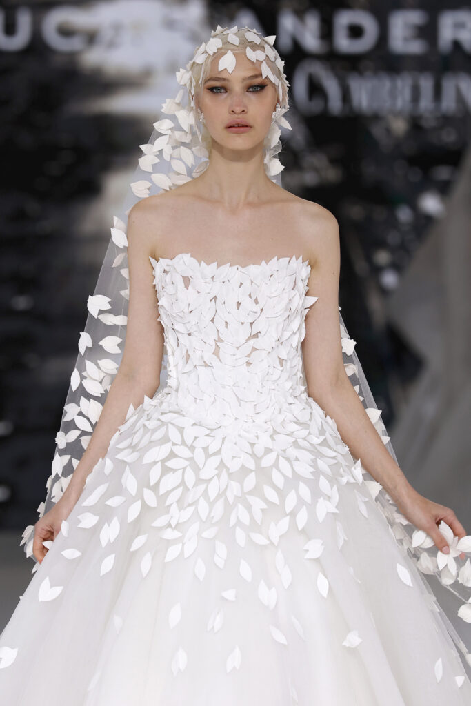 femme dans une robe de mariée princesse originale sur un podium de défilé