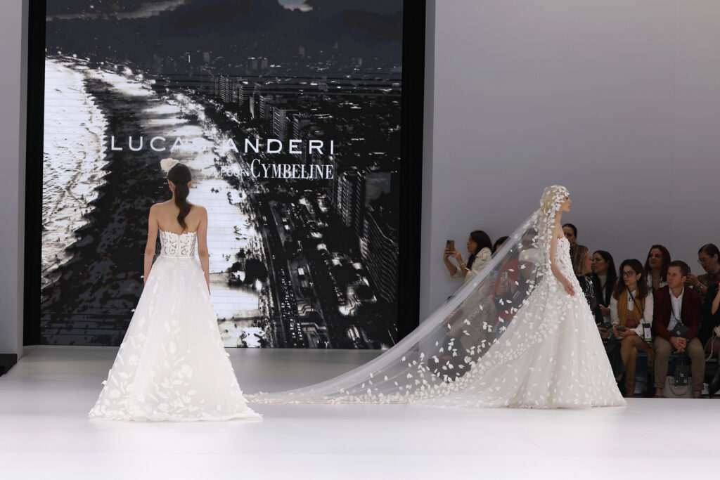 femme dans une robe de mariée princesse originale sur un podium de défilé