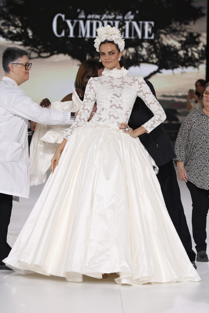 final d'un défilé de robes de mariée avec les stylistes