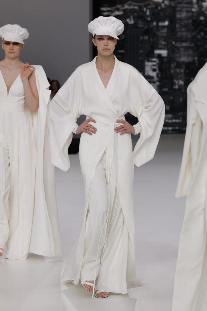 femme dans un ensemble de mariage sur un podium à un défilé