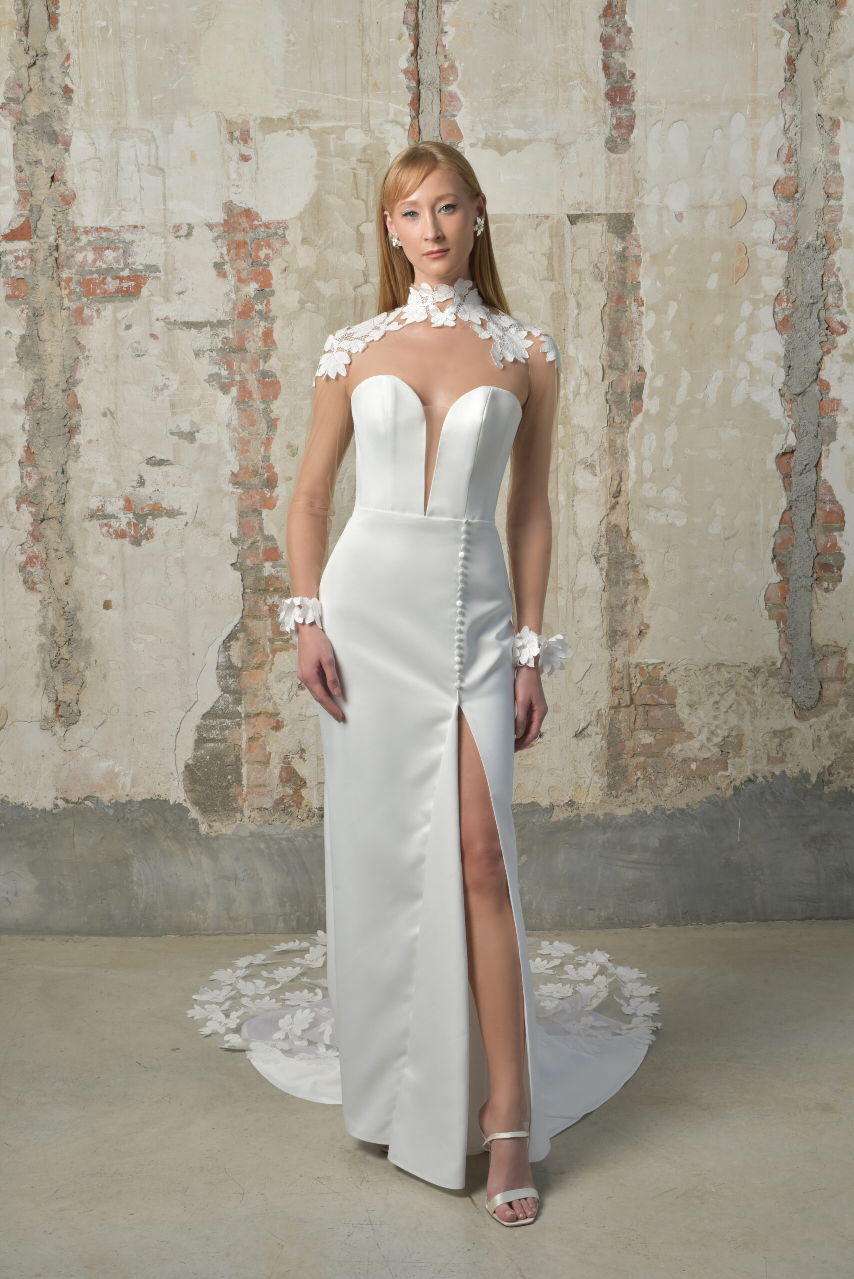 ABY (ROBE ET TOP) - SURJUPE ABY femme dans une robe de mariée sirène glamour avec top en dentelle dans un studio