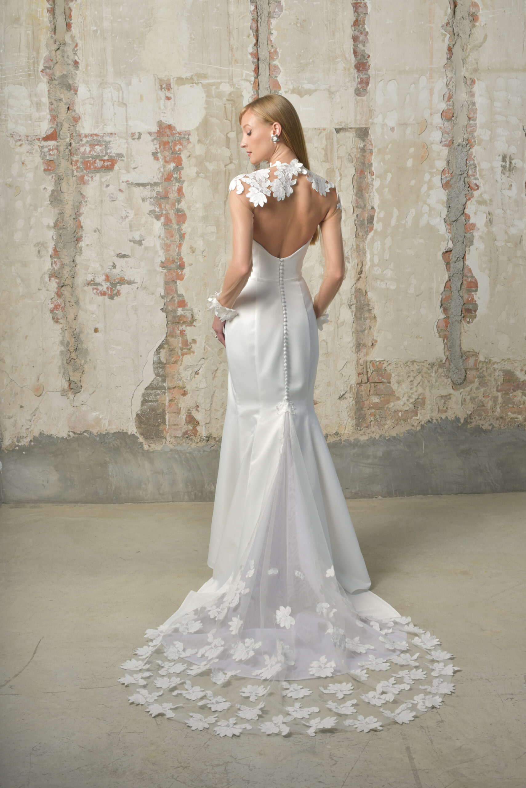 ABY (ROBE ET TOP) - SURJUPE ABY femme dans une robe de mariée sirène glamour avec top en dentelle dans un studio