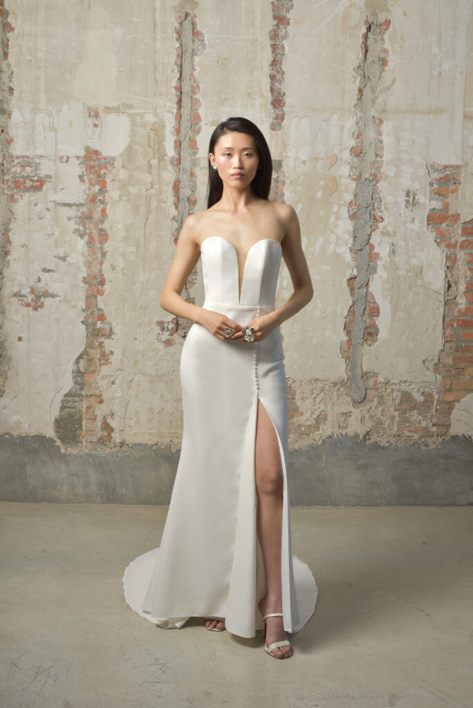 femme dans une robe de mariée sirène bustier cœur illusion, dans un studio