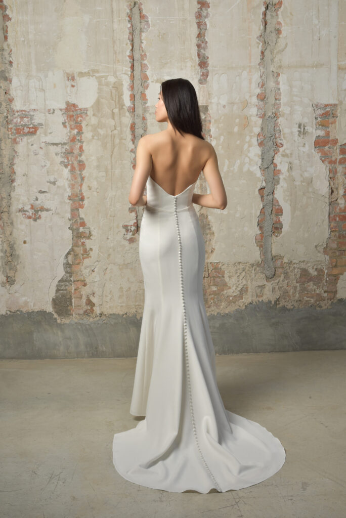 femme dans une robe de mariée sirène bustier cœur illusion, dans un studio