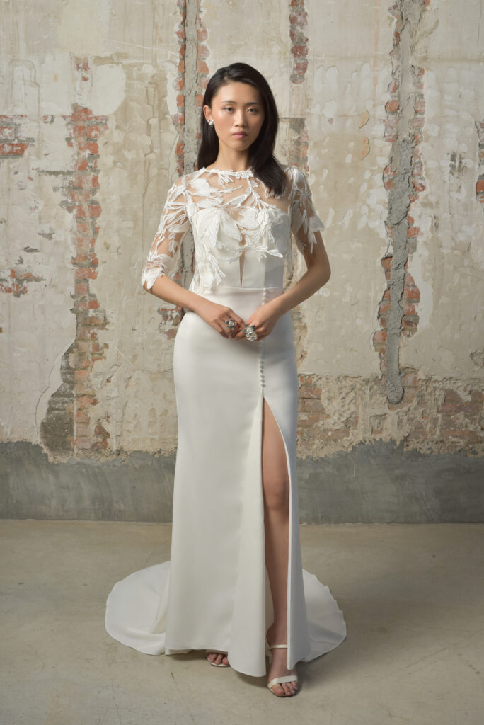 femme dans une robe de mariée sirène bustier cœur illusion, et un top de mariée en Raphia, dans un studio