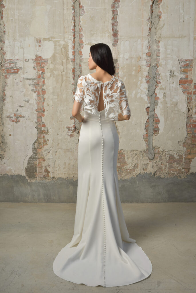 femme dans une robe de mariée sirène bustier cœur illusion, et un top de mariée en Raphia, dans un studio