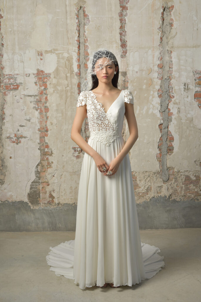 femme dans une robe de mariée fluide et bohème chic