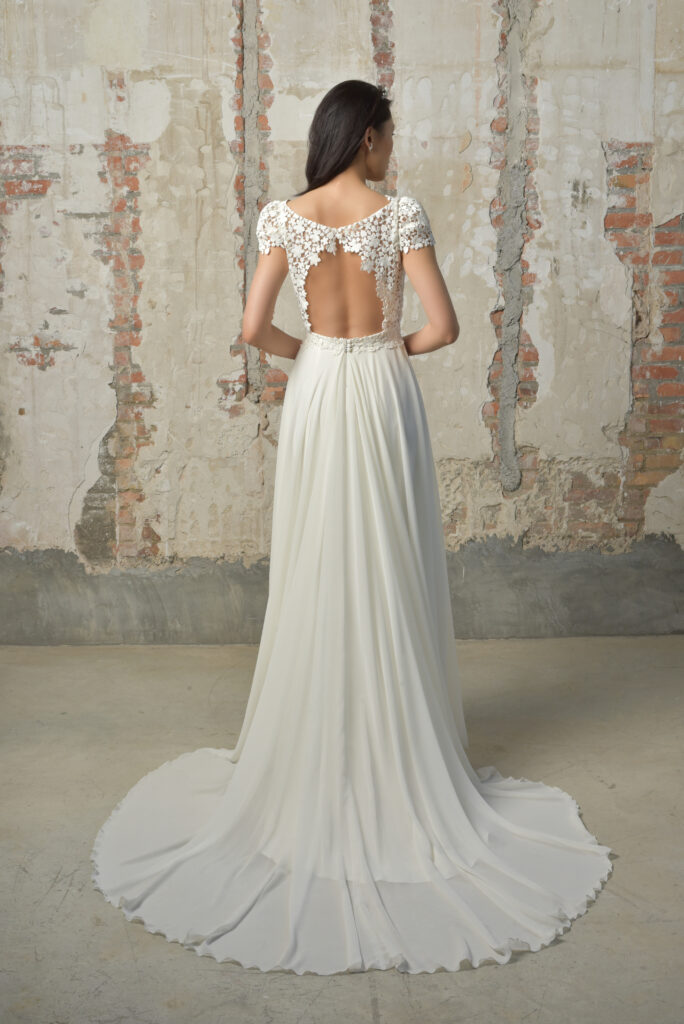 femme dans une robe de mariée fluide et bohème chic
