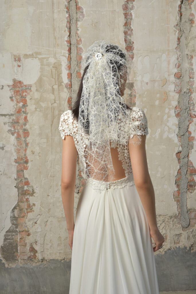 femme dans une robe de mariée fluide et bohème chic