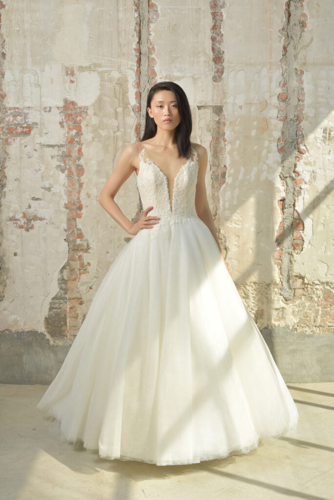 femme portant une robe de mariée princesse en dentelle de Calais-Caudry