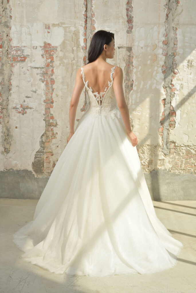 femme portant une robe de mariée princesse en dentelle de Calais-Caudry