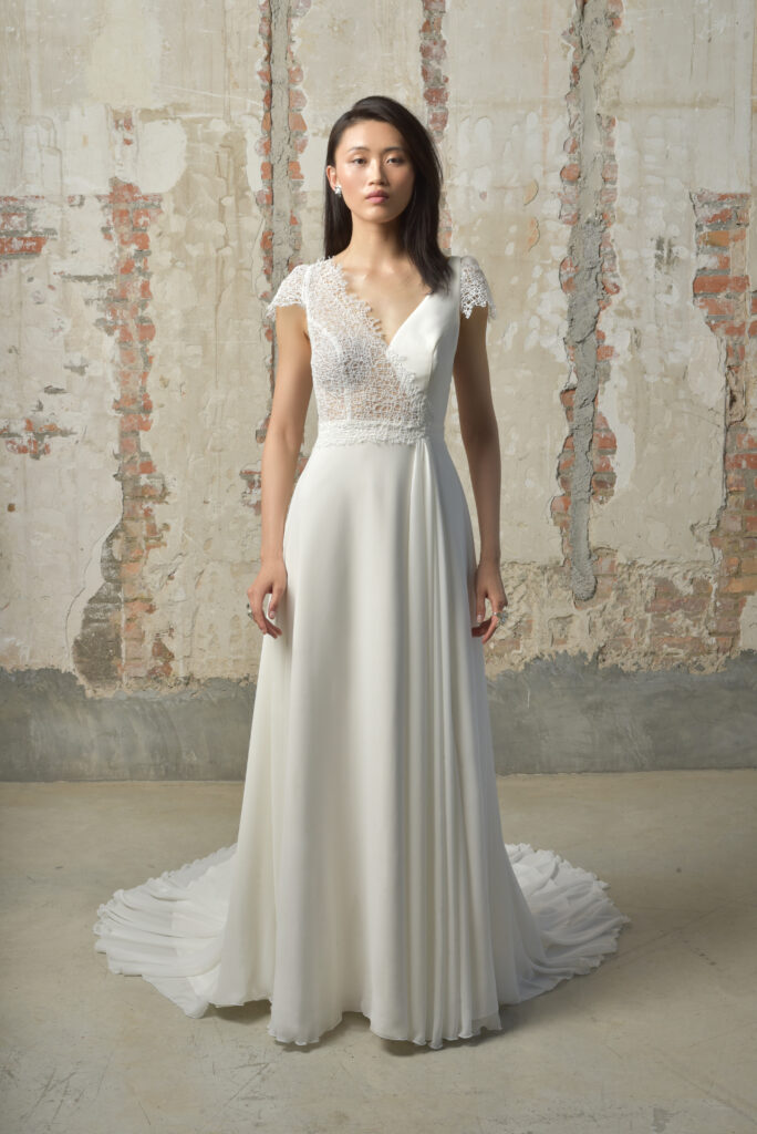 femme dans une robe de mariée fluide et bohème chic