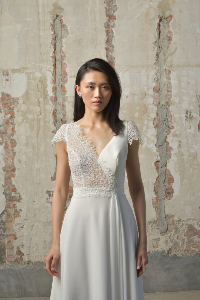 femme dans une robe de mariée fluide et bohème chic