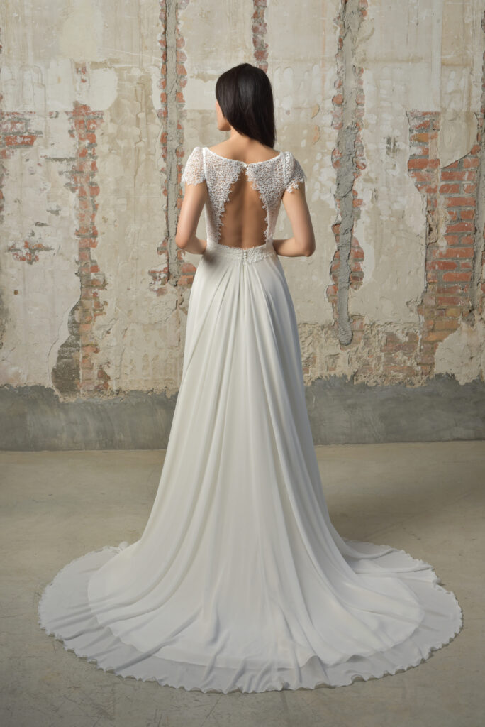 femme dans une robe de mariée fluide et bohème chic