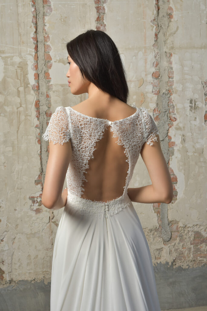 femme dans une robe de mariée fluide et bohème chic