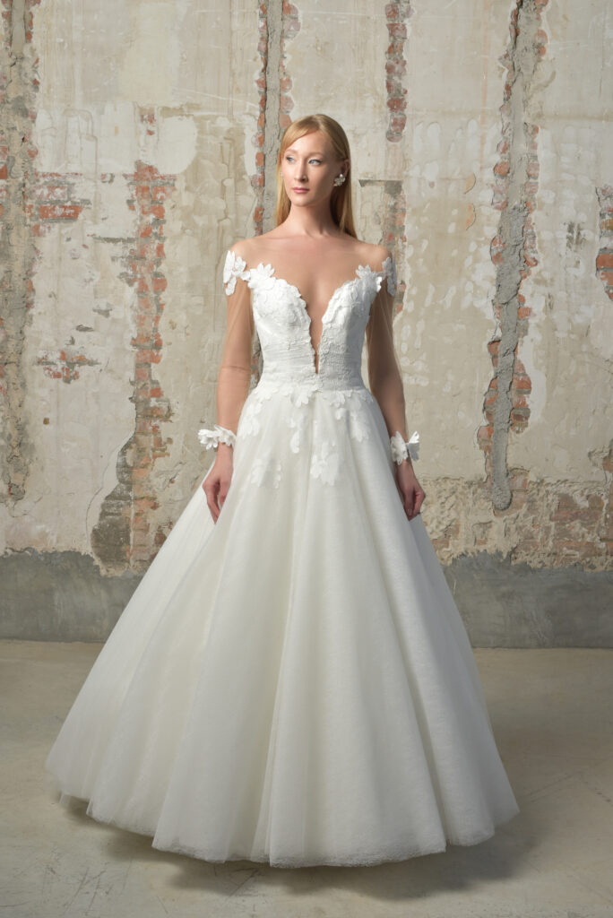 femme dans une robe de mariée princesse romantique et à manches longues effet illusion
