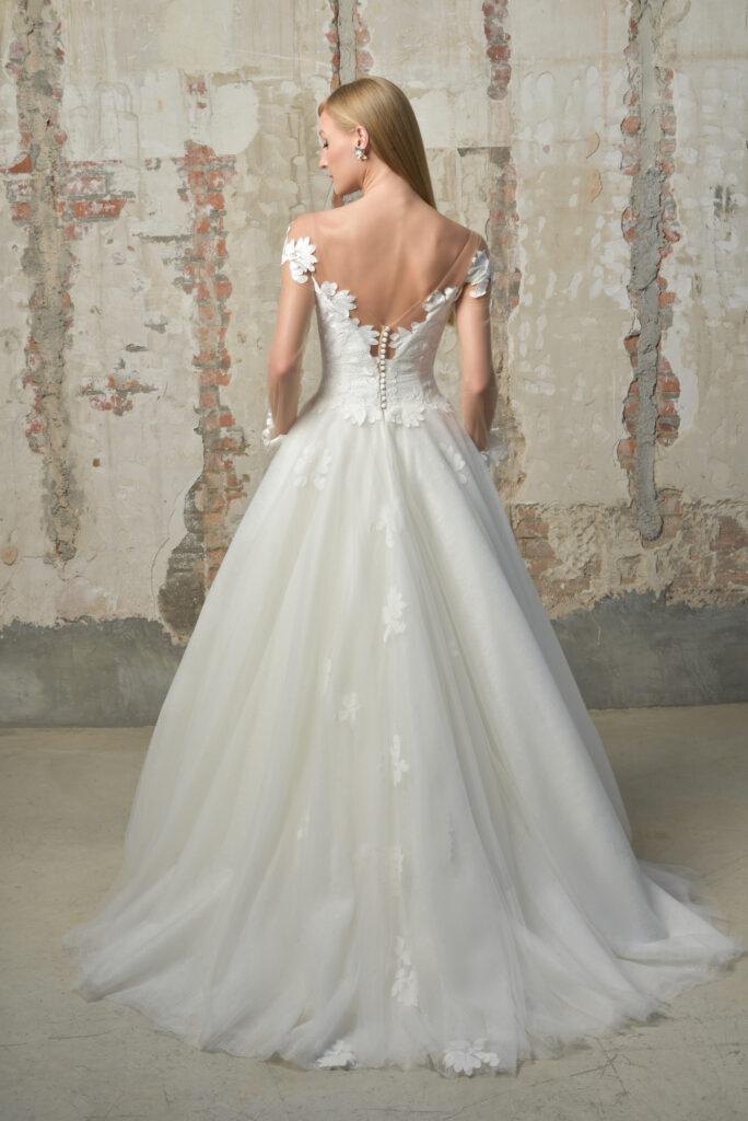 femme dans une robe de mariée princesse romantique et à manches longues effet illusion