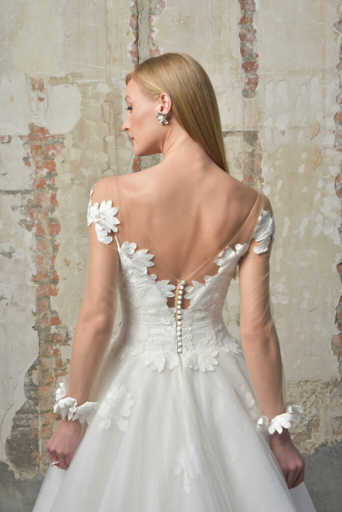 femme dans une robe de mariée princesse romantique et à manches longues effet illusion