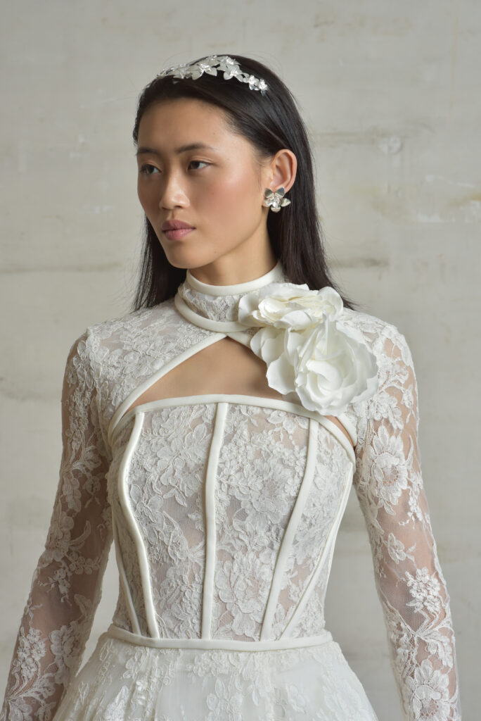 femme en robe de mariée princesse en dentelle de Calais-Caudry avec un col à manche amovible