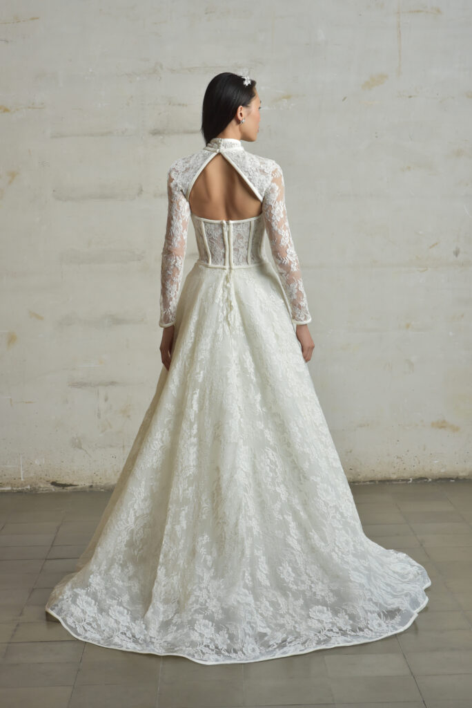 femme en robe de mariée princesse en dentelle de Calais-Caudry avec un col à manche amovible