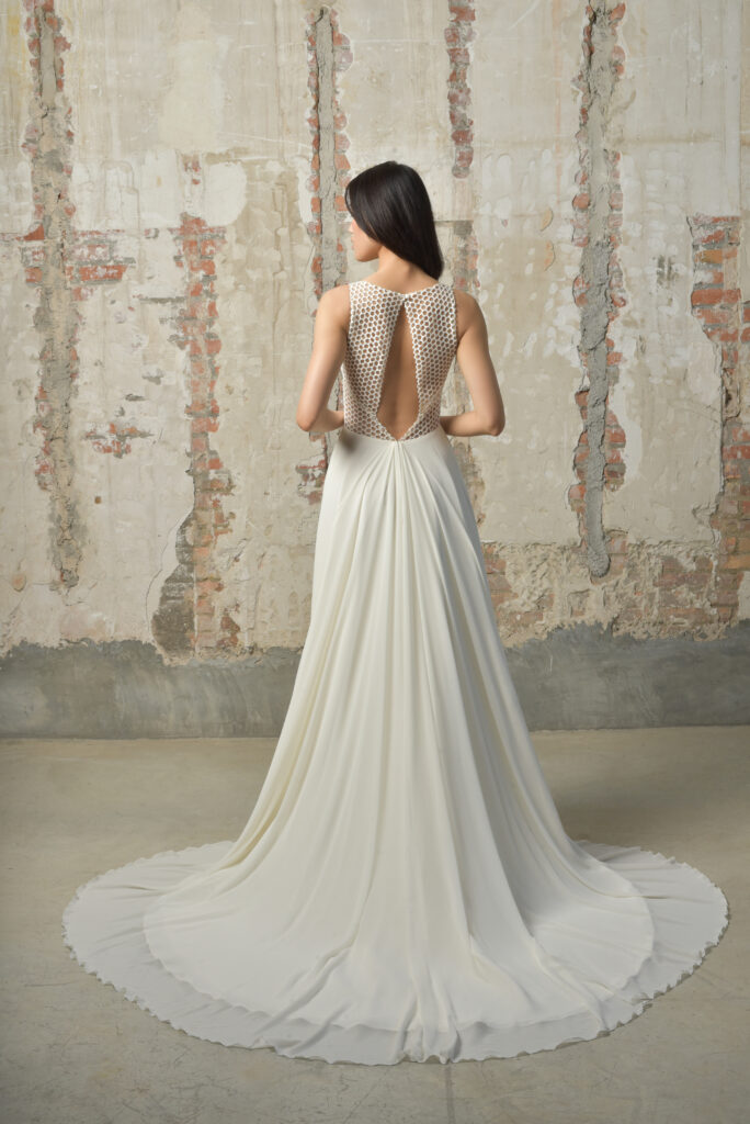 femme dans une robe de mariée fluide et épurée en guipure et en mousseline
