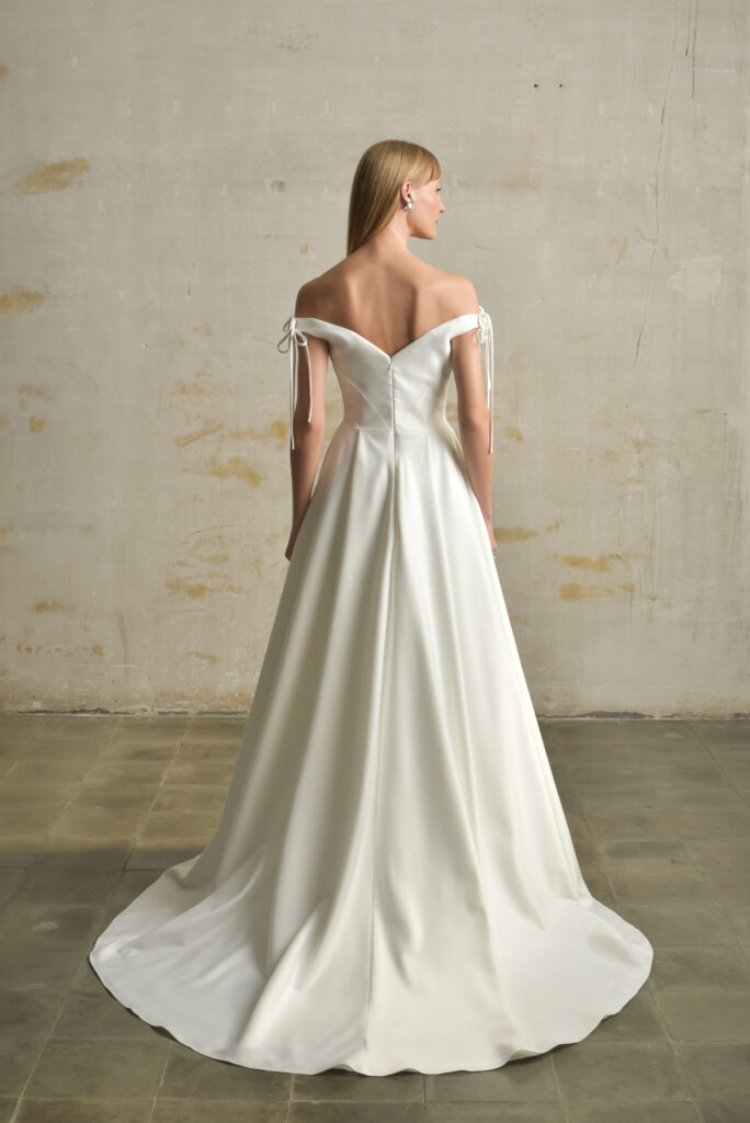 femme avec une robe de mariée princesse élégante