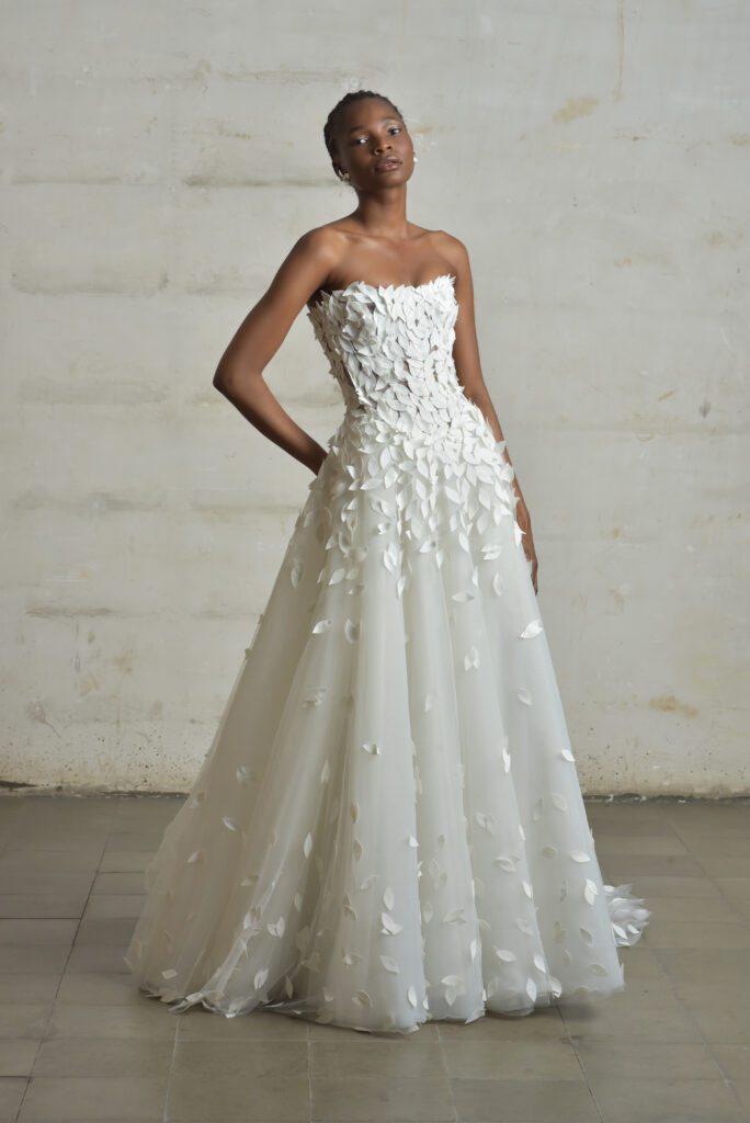 femme habillée en robe de mariée princesse en matière façonnée