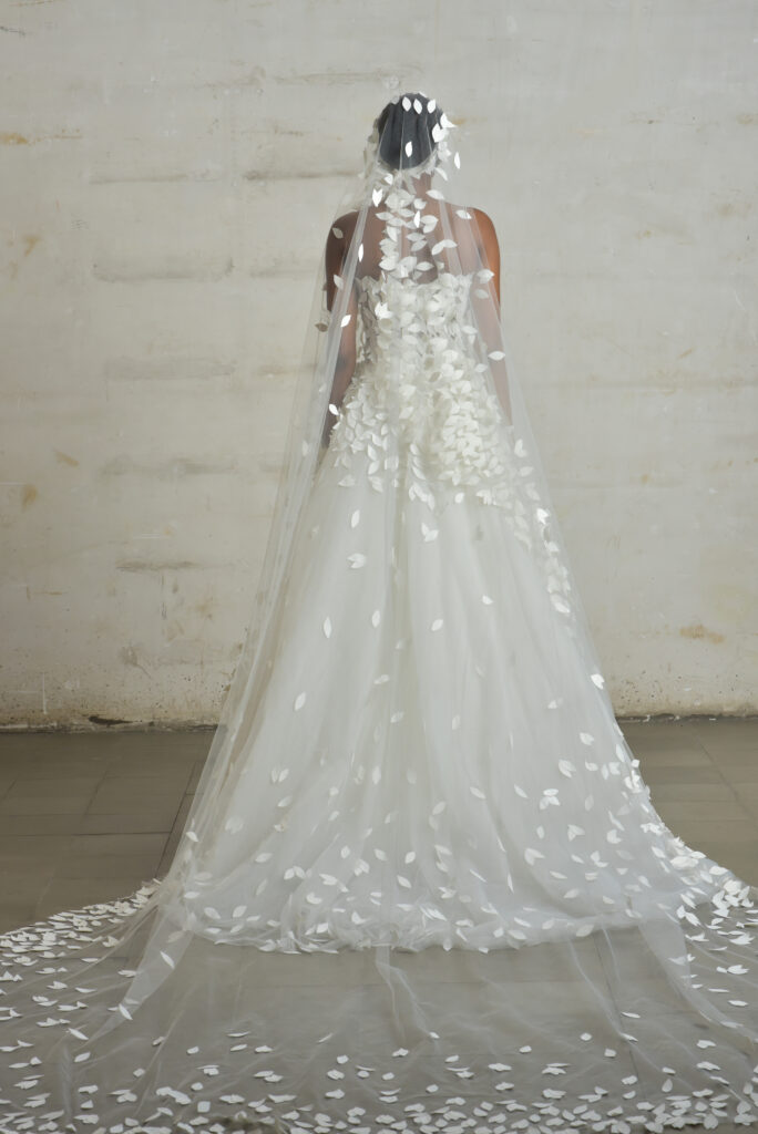 femme habillée en robe de mariée princesse en matière façonnée avec un voile