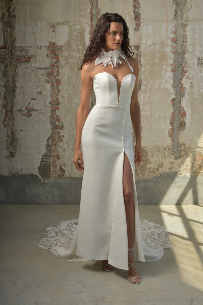 femme habillée d'une robe de mariée sirène à fente et à bustier en cœur illusion