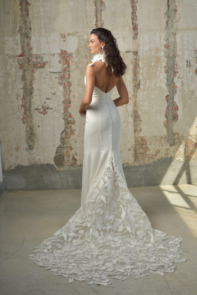 femme habillée d'une robe de mariée sirène à fente et à bustier en cœur illusion