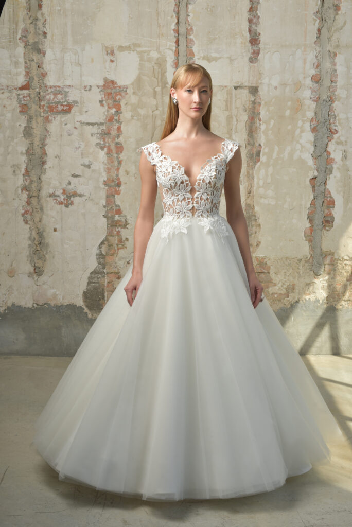 femme dans une robe de mariée princesse romantique en tulle et en dentelle à traîne