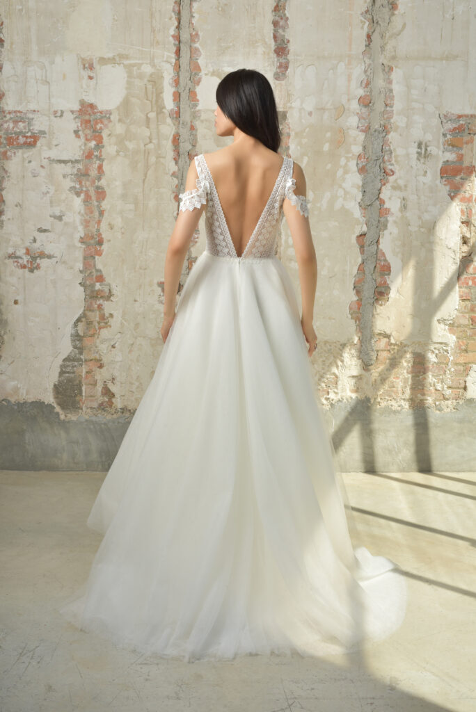 femme dans une robe de mariée princesse élégante