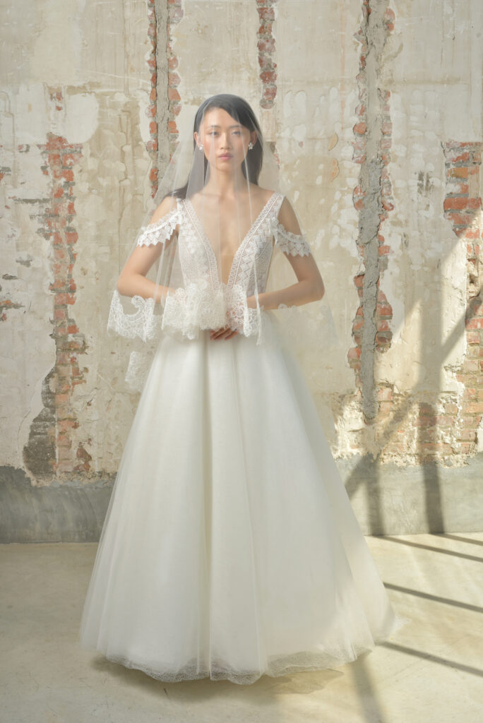 femme dans une robe de mariée princesse élégante avec un joli voile aux finitions en dentelles