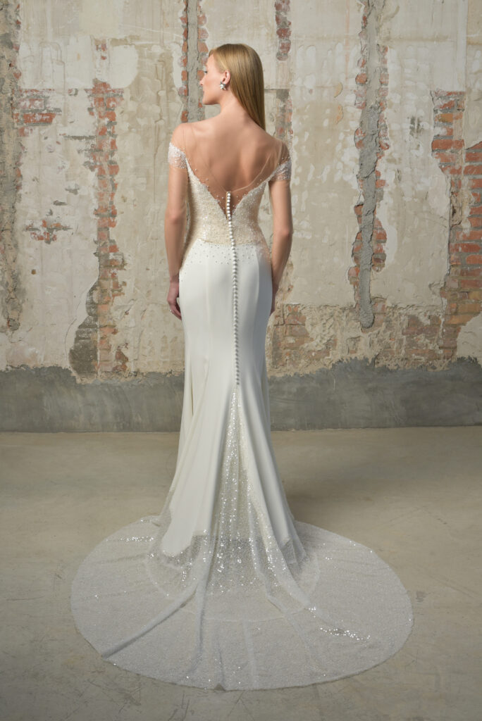 femme dans une robe de mariée fourreau sirène brillante à perles et à manches longues effet illusion