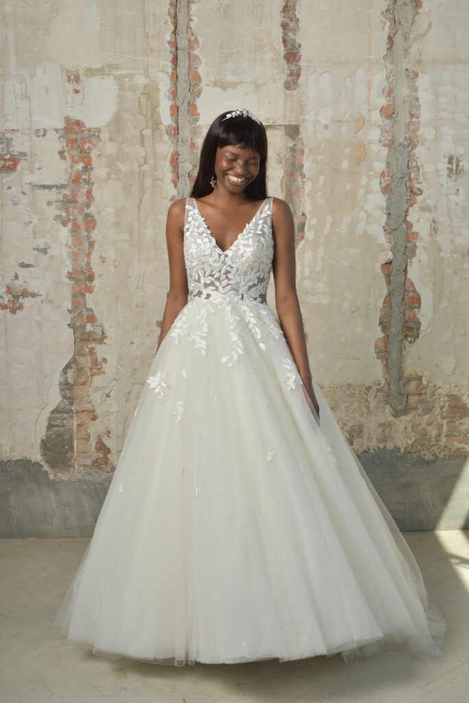 femme habillée d'une robe de mariée sans manches glamour