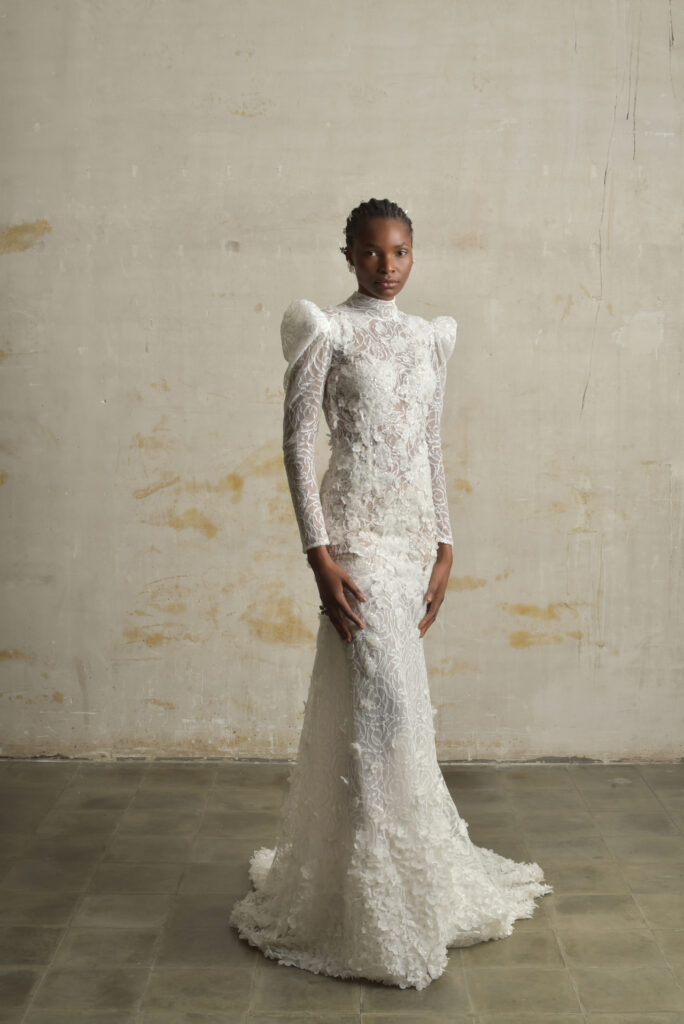 femme habillée d'une robe de mariée sirène glamour, avec des manches longues et un joli dos nu
