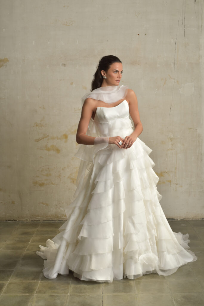 femme habillée d'une robe de mariée princesse à volants, glamour et originale