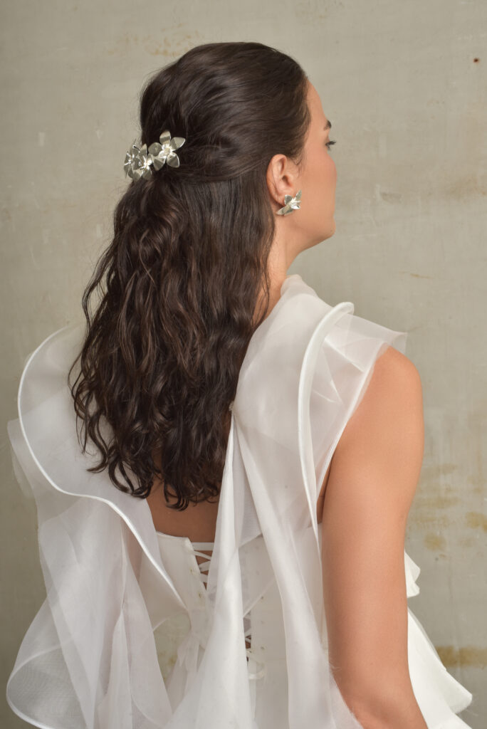 femme habillée d'une robe de mariée princesse à volants, glamour et originale