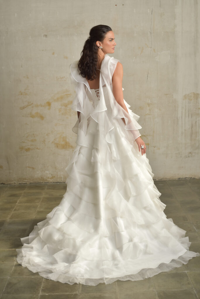 femme habillée d'une robe de mariée princesse à volants, glamour et originale