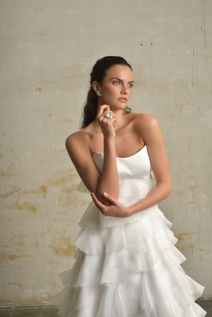 femme habillée d'une robe de mariée princesse à volants, glamour et originale